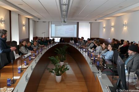 Letošnji otroški parlament na občinski ravni v središče postavlja duševno zdravje mladih (20)